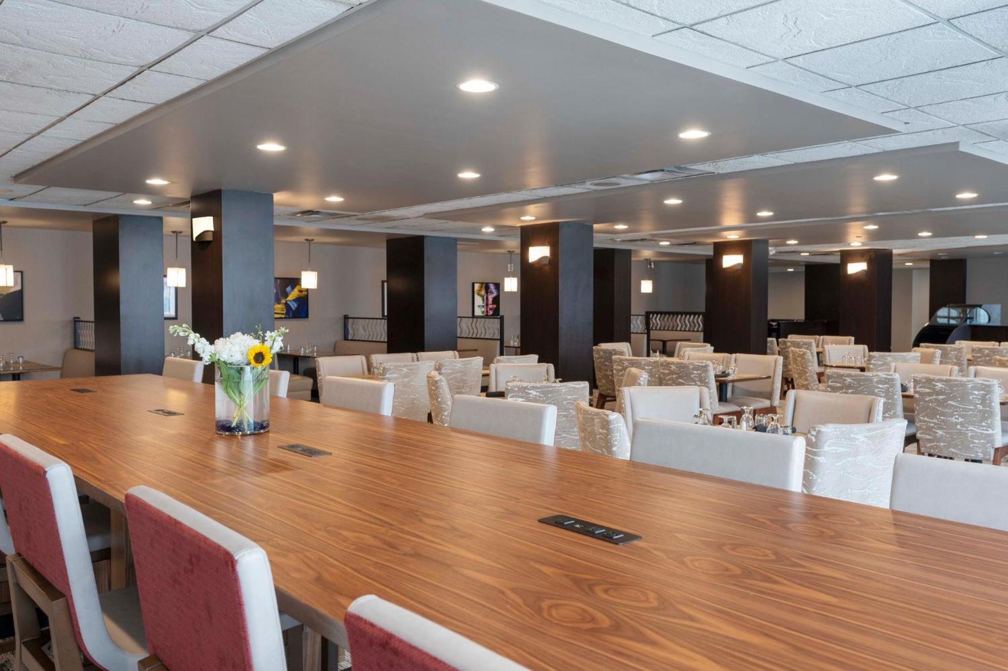 Crowne Plaza Indianapolis-Airport By Ihg Ξενοδοχείο Εξωτερικό φωτογραφία