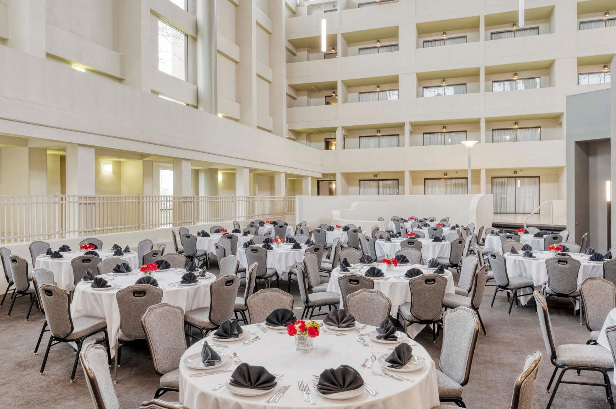 Crowne Plaza Indianapolis-Airport By Ihg Ξενοδοχείο Εξωτερικό φωτογραφία