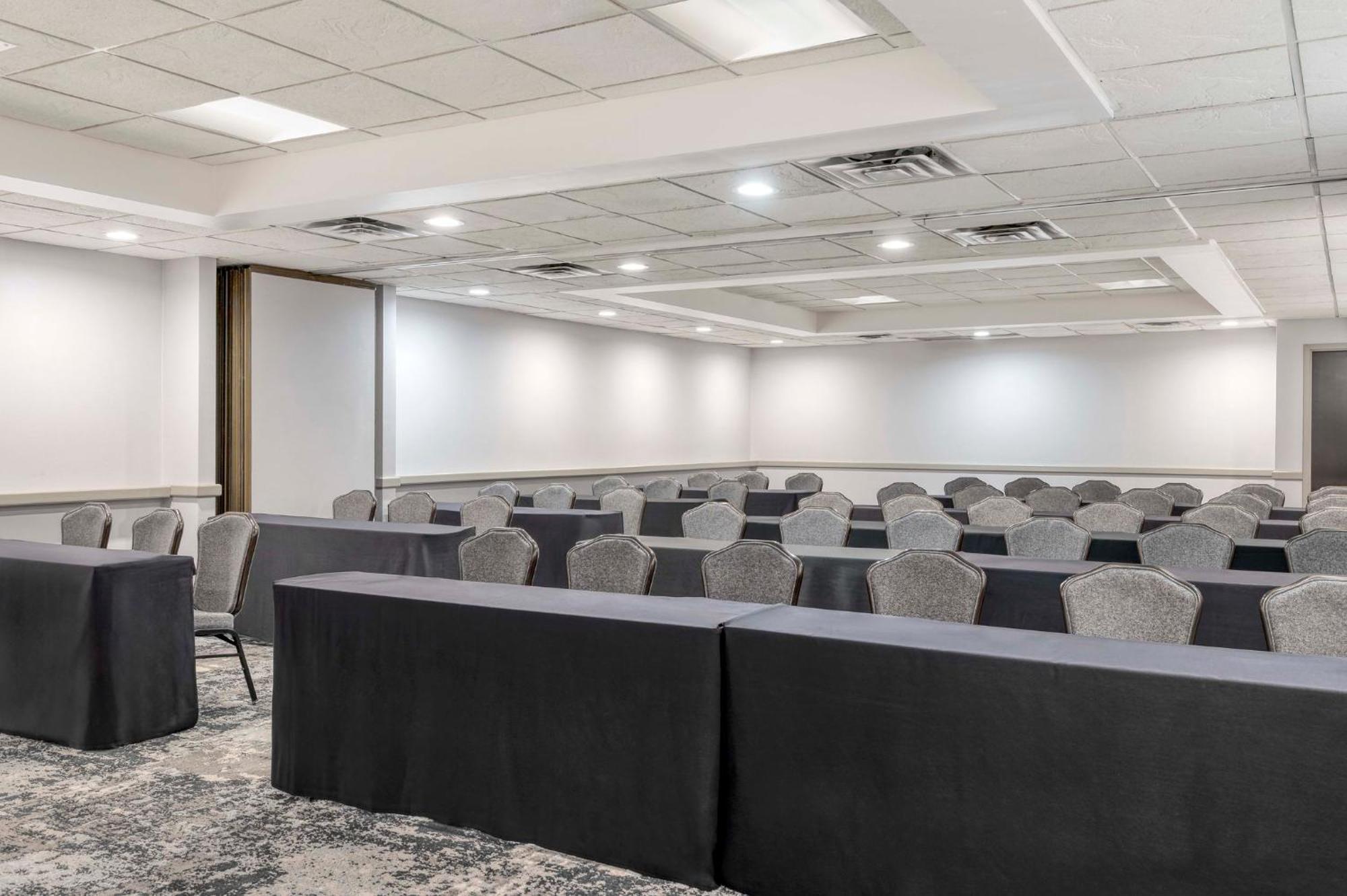 Crowne Plaza Indianapolis-Airport By Ihg Ξενοδοχείο Εξωτερικό φωτογραφία